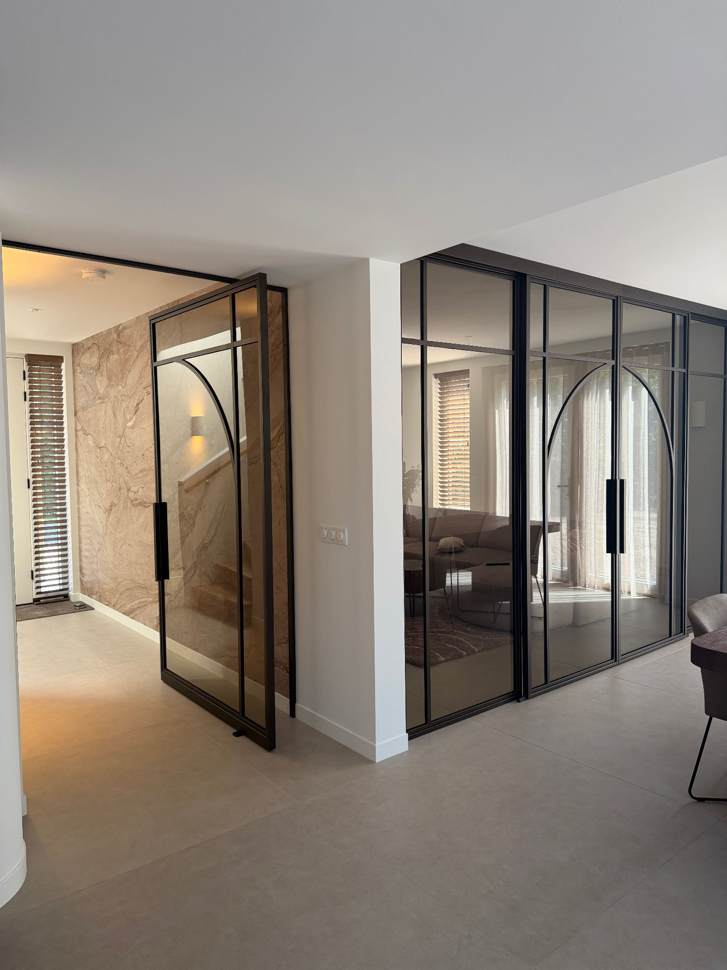 Stalen taatsdeur op maat in modern interieur — Deuren van Staal